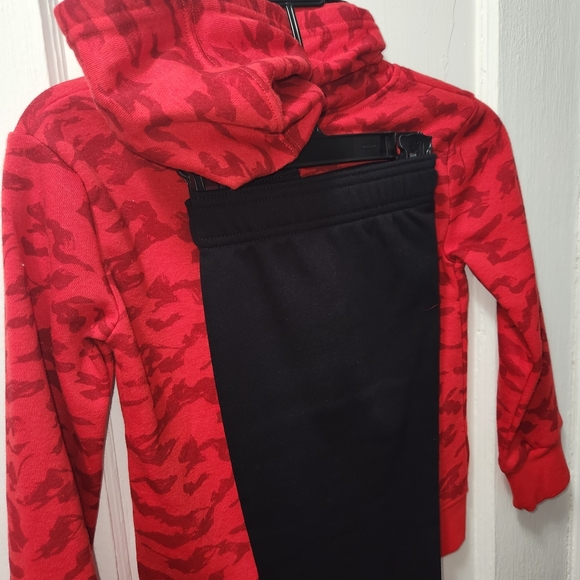 Under Armour Red Camouflage Sweatshirt Hoodie With Black Sweatpants - Picture 6 of 6